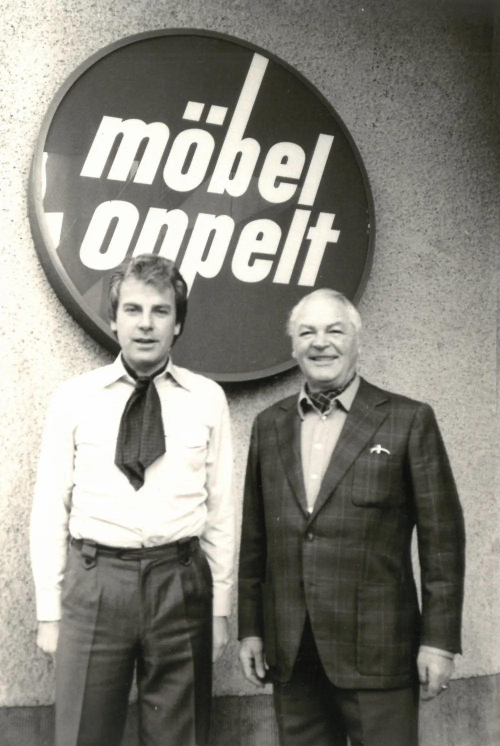 Frank und Kurt Oppelt vor dem Schild von Möbel Oppelt